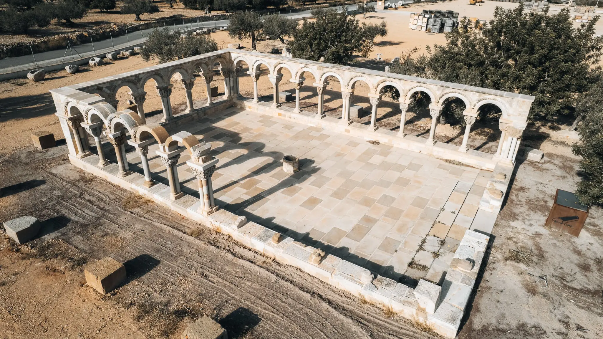 El claustre des de l’aire, amb l’entorn