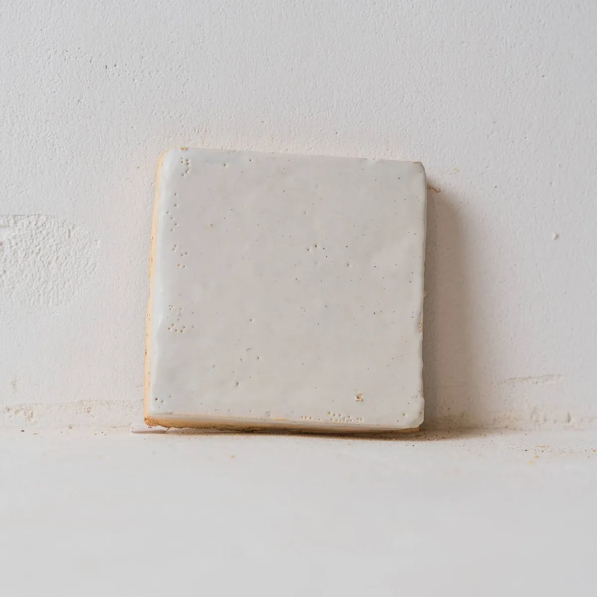 Rajola quadrada de to blanc, de cara