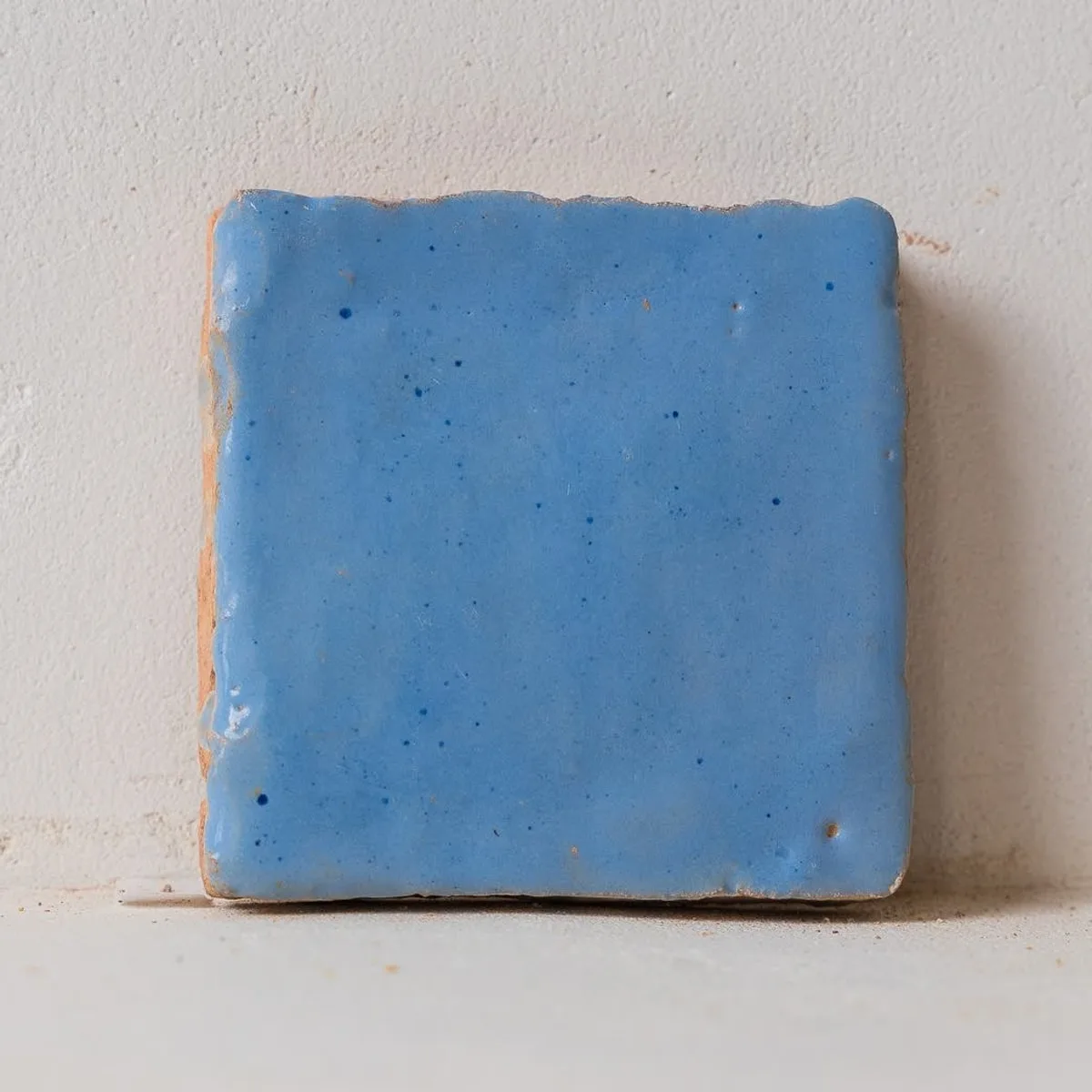 Rajola quadrada de to blau cel, de cara