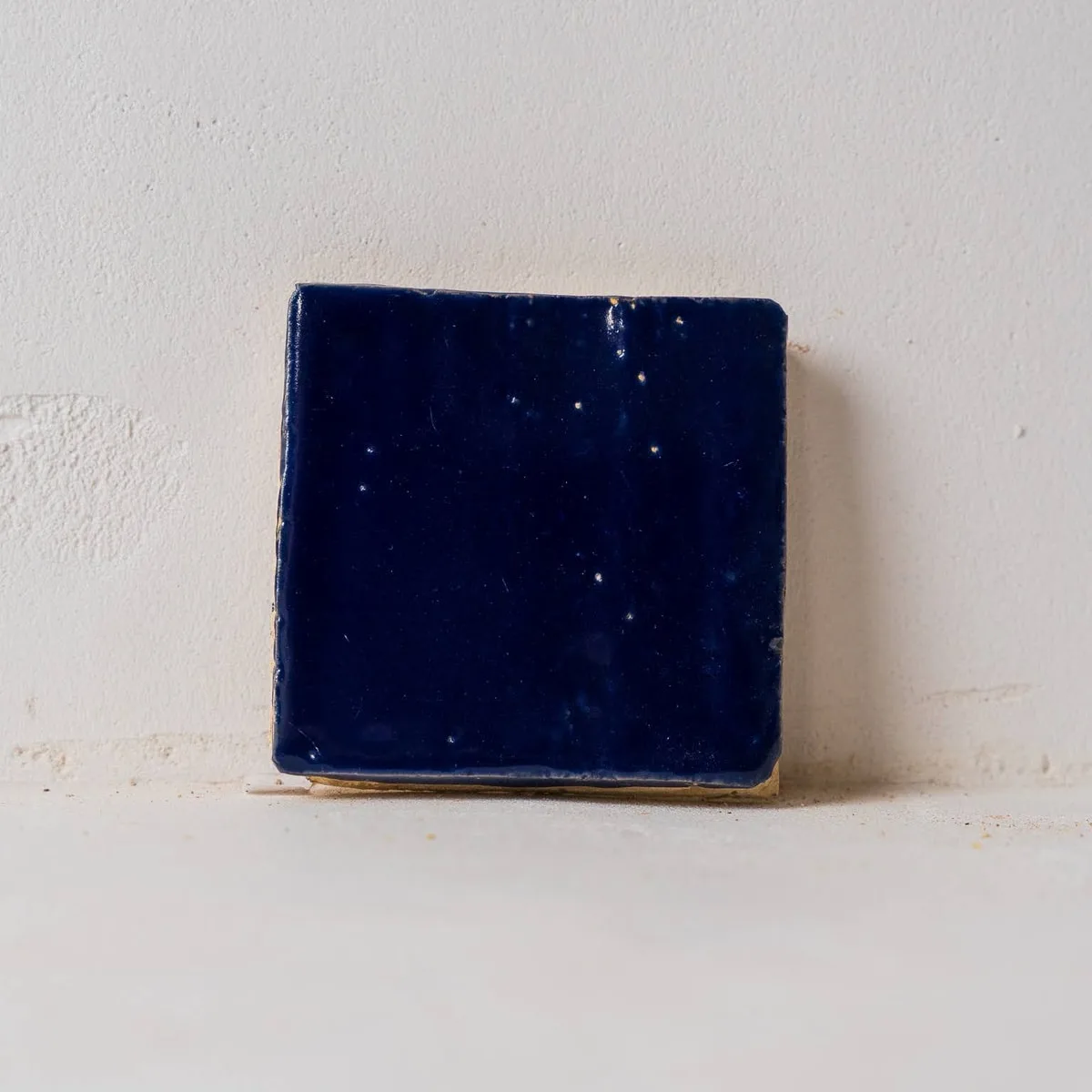 Rajola quadrada de to blau marí, de cara