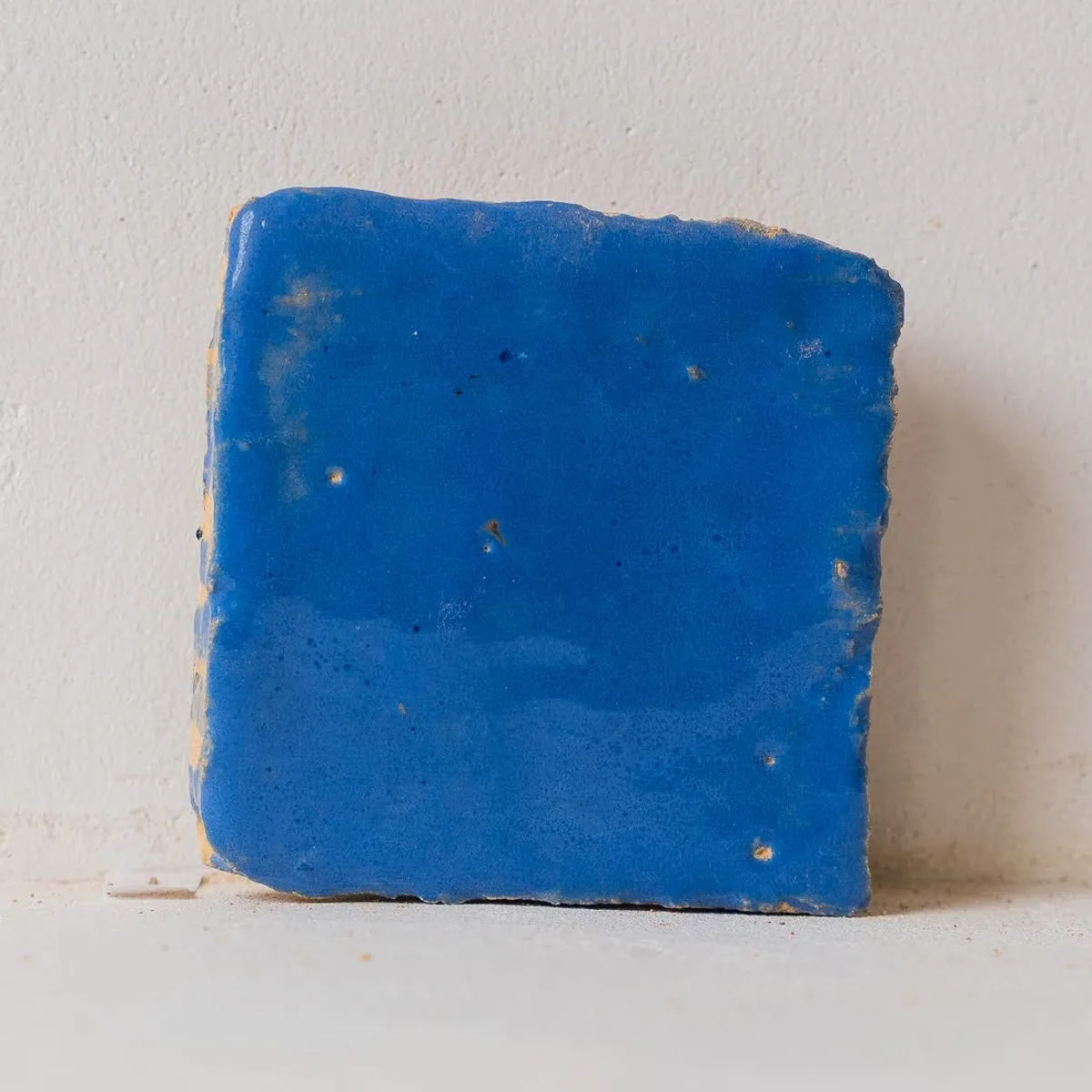 Rajola quadrada de to blau, de cara
