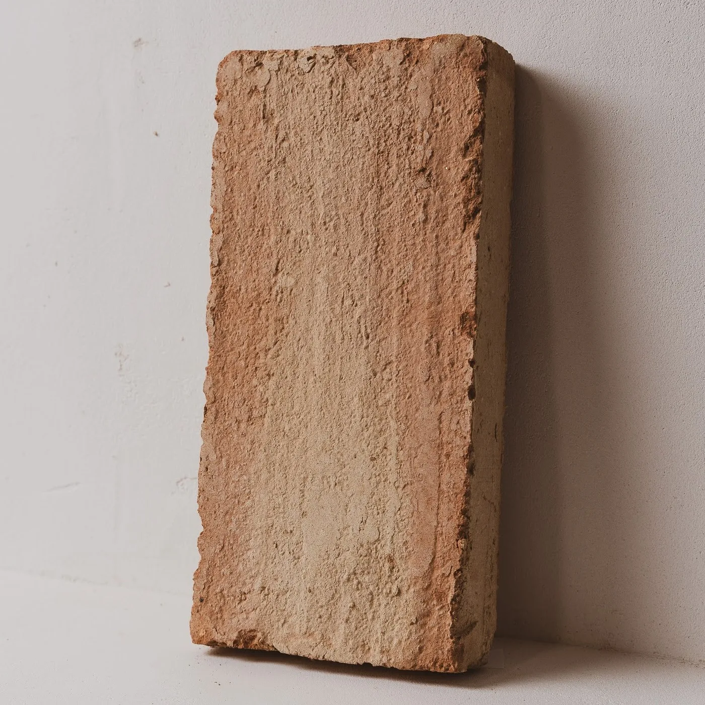 Maó de to rosat, amb el gruix a la vista