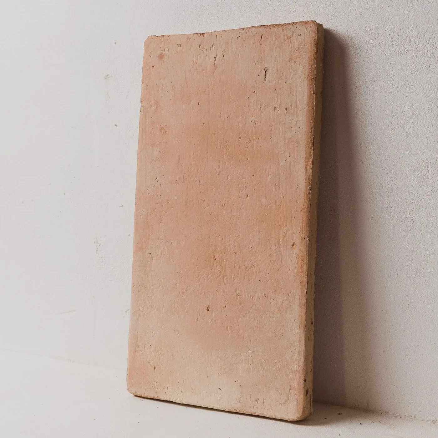Rajola rectangular de to rosat, amb el gruix a la vista