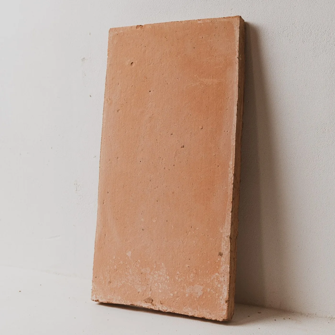 Rajola rectangular de to roig, amb el gruix a la vista