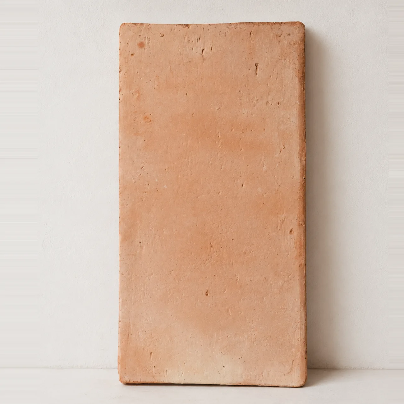 Rajola rectangular de to rosat, de cara