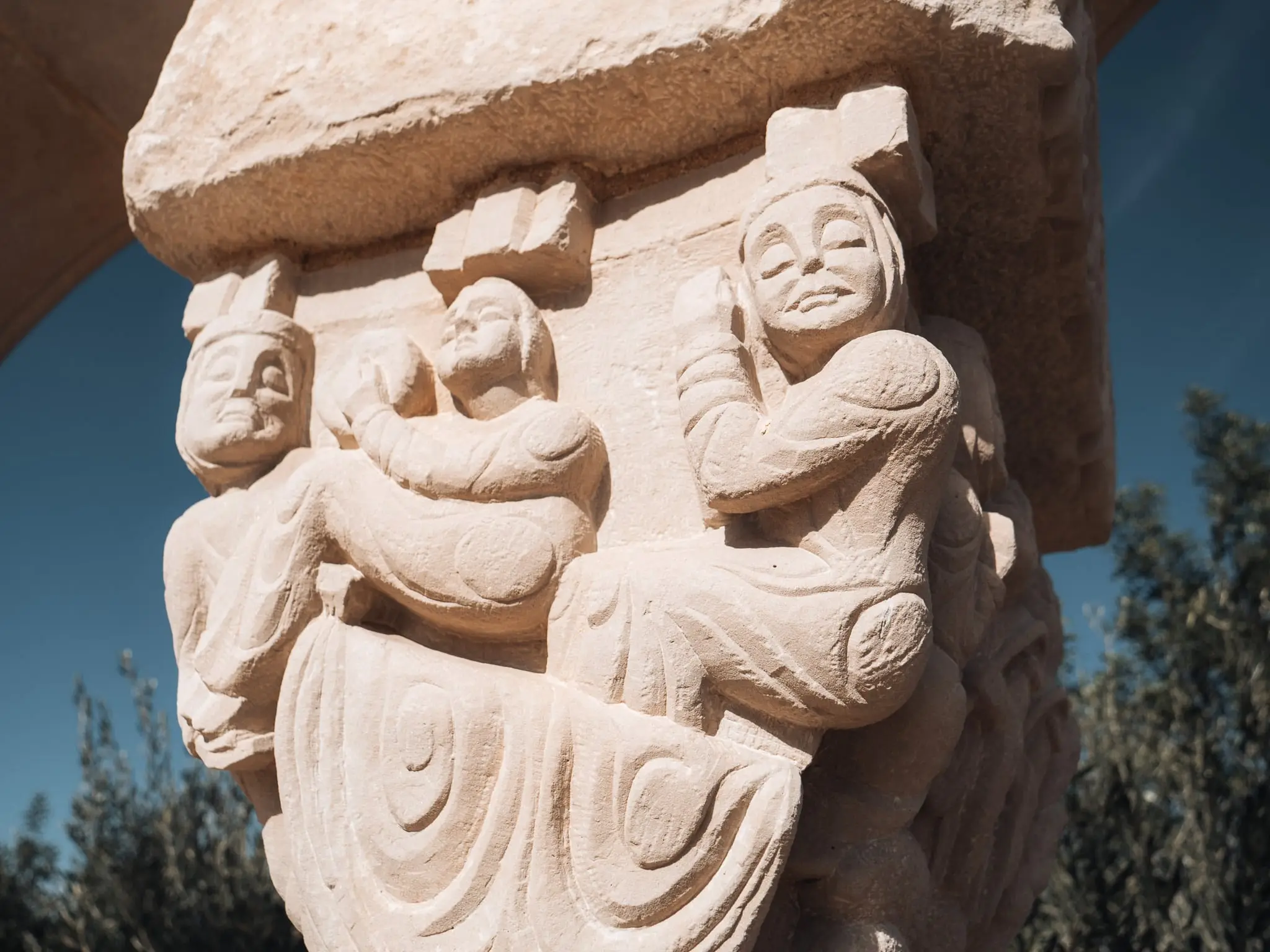 Capitell esculpit amb figures
