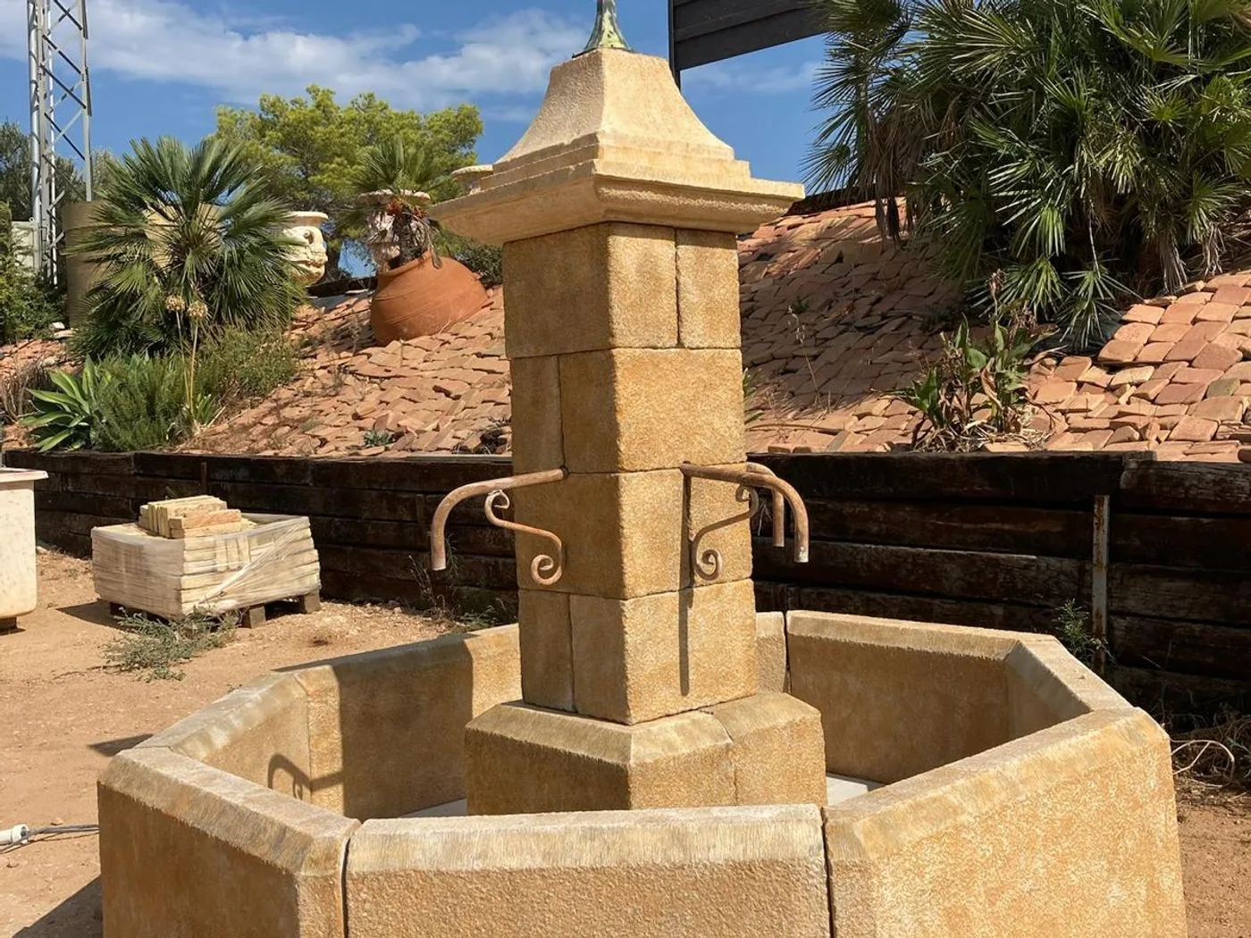 Font de pedra amb el pilar central i la bassa vuitavada